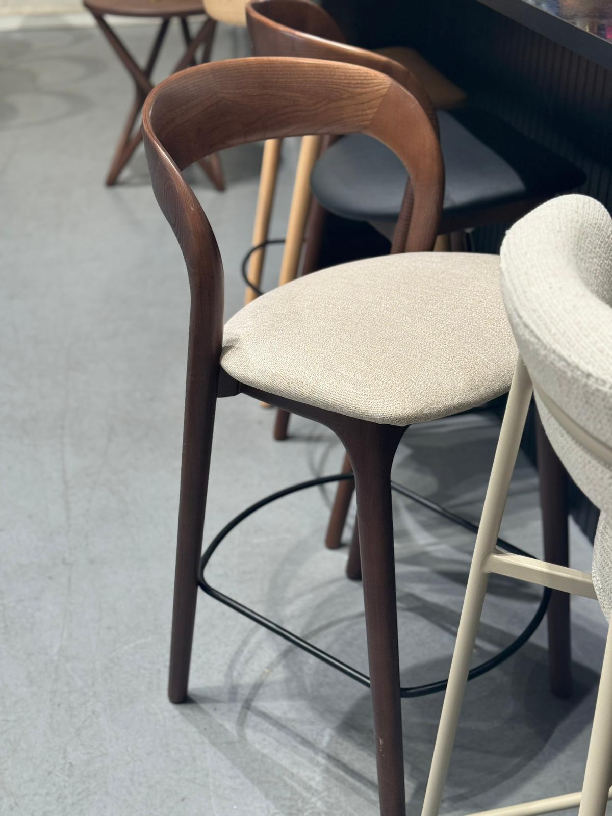 כסא בר עץ ג'ורדון