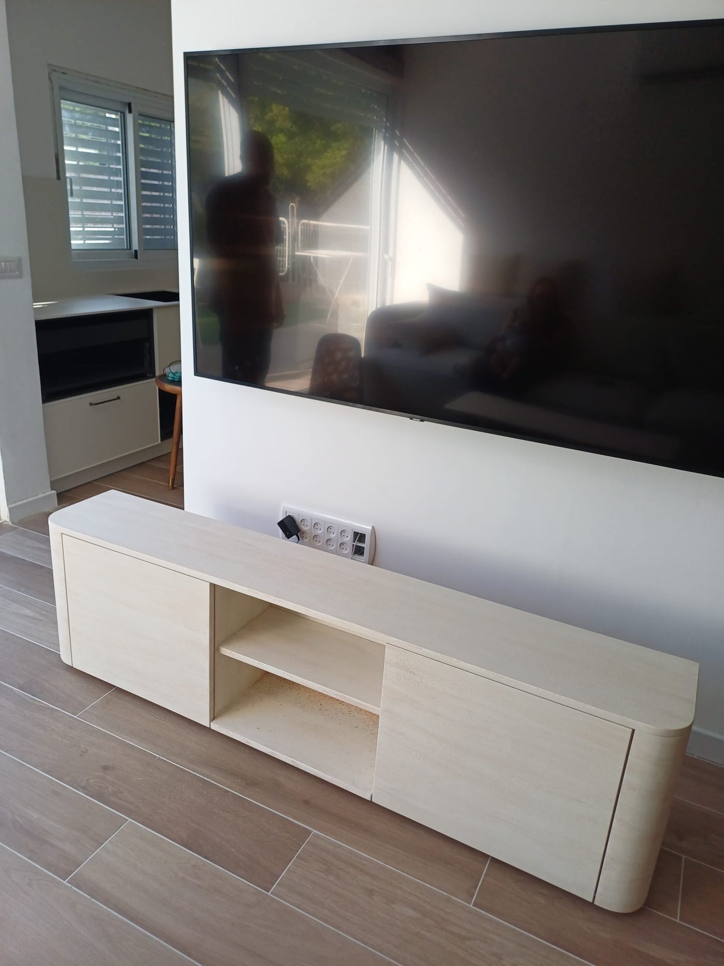 מזנון דמוי טרוונטין עם מדף אמצעי