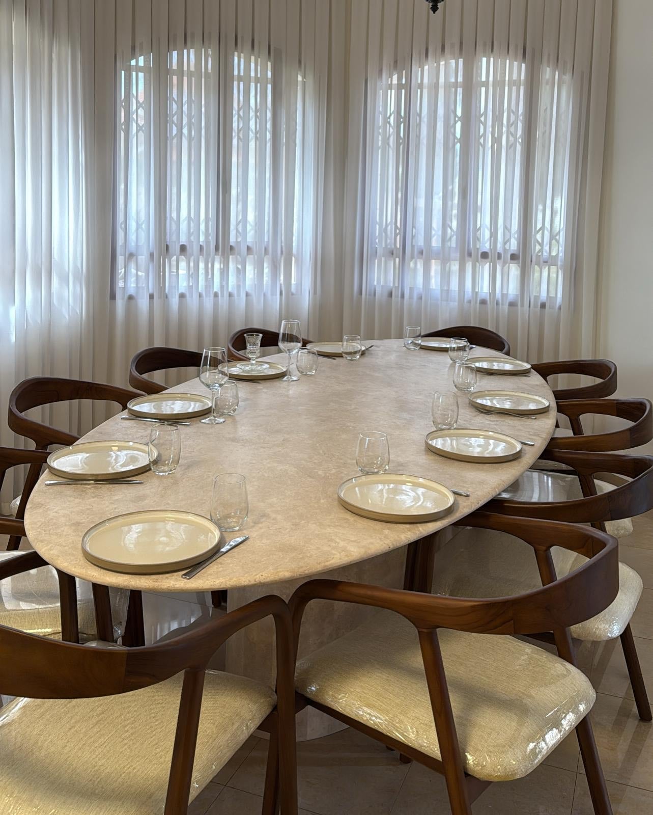 שולחן אוכל אליפסי