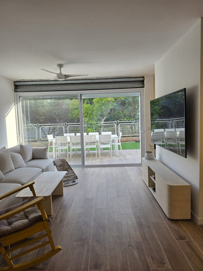 מזנון דמוי טרוונטין עם מדף אמצעי